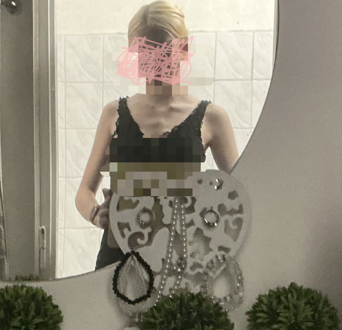 strawtinaberry's tweet photo. #edrtwt lightning n super bad quality giving me chest bones thank u 😳 https://t.co/qOpniIlEtR