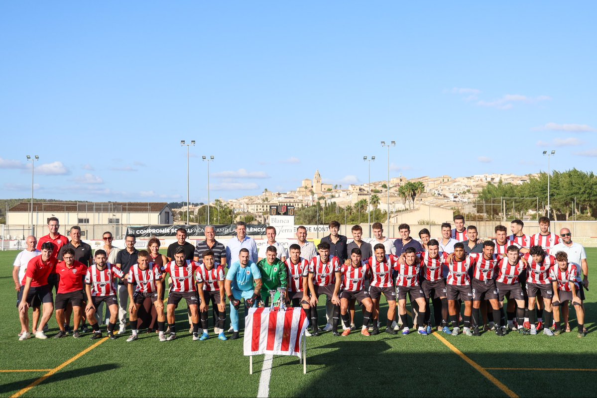 Ll_Galmes's tweet photo. Avui hem compartit una jornada molt especial a Montuïri amb la presentació oficial de la plantilla, el cos tècnic i la directiva de l’Athletic Club de Montuïri. 

Una jornada que ha continuat amb el tradicional Trofeu Sant Bartomeu, enguany coincidint amb la primera ronda de la Copa Illes Balears davant la UE Petra.

Des del Consell de Mallorca continuam apostant per l’esport i per unes instal·lacions de qualitat. Aquesta legislatura hem invertit prop de 270.000 euros en Es Revolt, amb una nova il·luminació, la renovació de la gespa i millores a les grades i als vestidors. I pròximament, una tercera pista de pàdel.