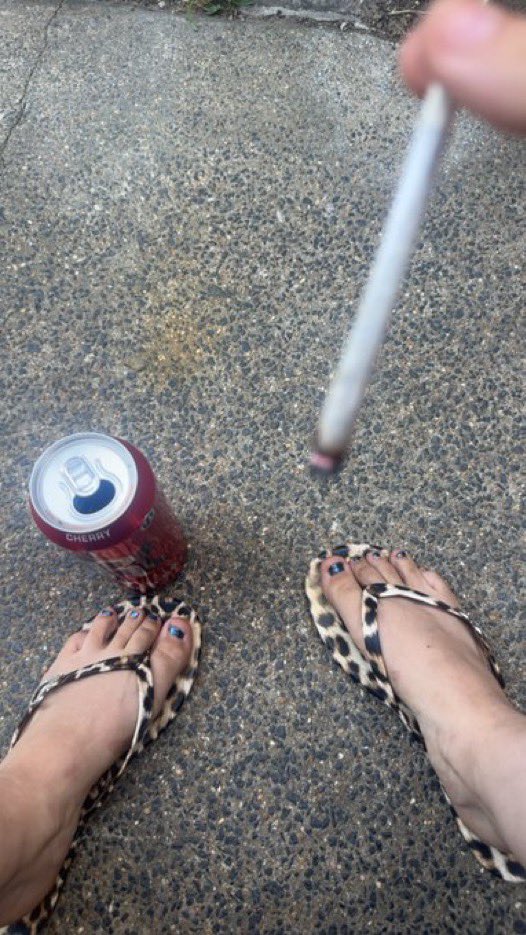 ElxBell69's tweet photo. A #Geldherrin online for a #zahlsklaven 🧎🧎?

#findom #geldsklave #geldherrin #berlin #paypig #cuckold #feet #blackmail #kidslox #herrin #zahlsklave #femdom #socken #cashandgo https://t.co/TyWQdwWvY3