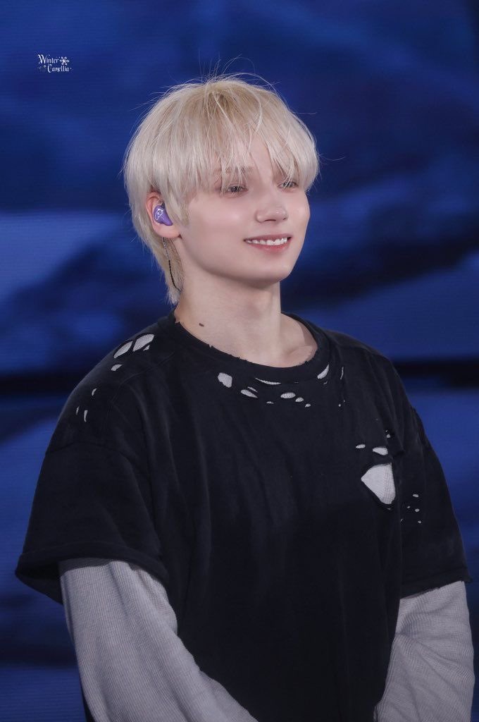 txtadamlar's tweet photo. [14.08]
happy birthday kai kamal huening🥺🖤

COUNTLESS LOVE WITH HUENINGKAI
#StickWithHue
#한여름의다정한선물울닝카이
#永遠に輝く天使ヒュニンカイ
#HUENINGKAI #휴닝카이
#투모로우바이투게더 #TOMORROW_X_TOGETHER #TXT https://t.co/8RaWtaT2pW