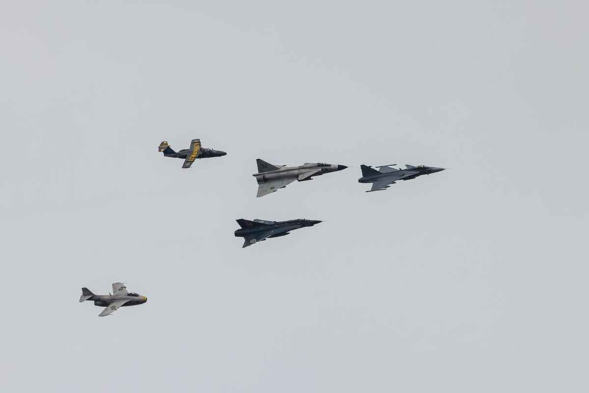 HundertDampf's tweet photo. Who cares about these planes when there is something Sea venom related https://t.co/kFPCnpvmbw