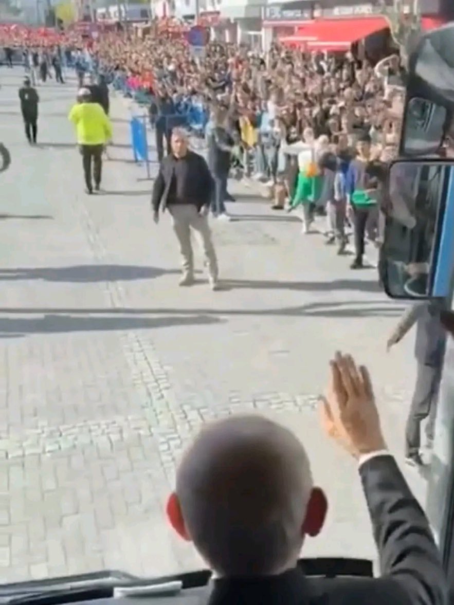 ozgurclk12's tweet photo. SOKAĞA ÇIKAMAZ’ DEDİLER…

Kemal Kılıçdaroğlu bugün Mersin’de
sokağa çıktı.

Halkın karşısına çıktığında
ne çamur medyası vardı,
ne sipariş manşetler,
ne de ekran desteği.

Önce ihaneti temizledi,
sonra kadrolarını kurdu.
Çünkü siyaseti sokaktan,
CHP’yi halktan öğrendi.

Bugün Mersin’de görünen gerçek şu:

Kılıçdaroğlu’nu susturmak için
manşet atanlar kaybolur,
HALKLA yürüyenler kalır.

Çünkü CHP’nin gerçek gücü
ekranlarda değil,

🔴 CHP ⚪

.
@herkesicinCHP @kilicdarogluk