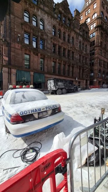 Wintersoulja69's tweet photo. Des véhicules de police couverts de neige ainsi que des figurants de la GCPD ont été repérés sur le tournage 👮‍♂️❄️ https://t.co/9eTwe0FFgP