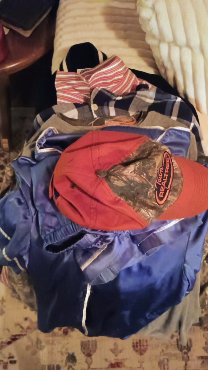 nowhere1eftorun's tweet photo. stuff i got at the thrift store 😋 i tried not to get too much plus i paid for some of it even though they let you take stuff for free if you're volunteering https://t.co/jLqfgFRoyo