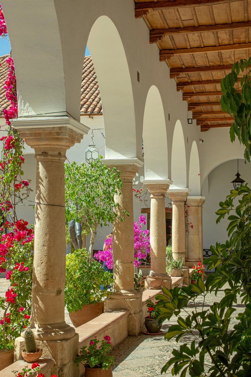 GabrielCampos_A's tweet photo. Los patios virreinales de Sucre, capital de Bolivia, son un espectáculo de luz, flores, muros blancos y azulejos que cautivan la mirada. Historia y belleza conviven en cada rincón.
.
.
. 
#White #Garden #América #Virreinal #Historia #Bolivia #Museo #Travel #love #Art #Arte #Moda https://t.co/7Gvz3eQ41o