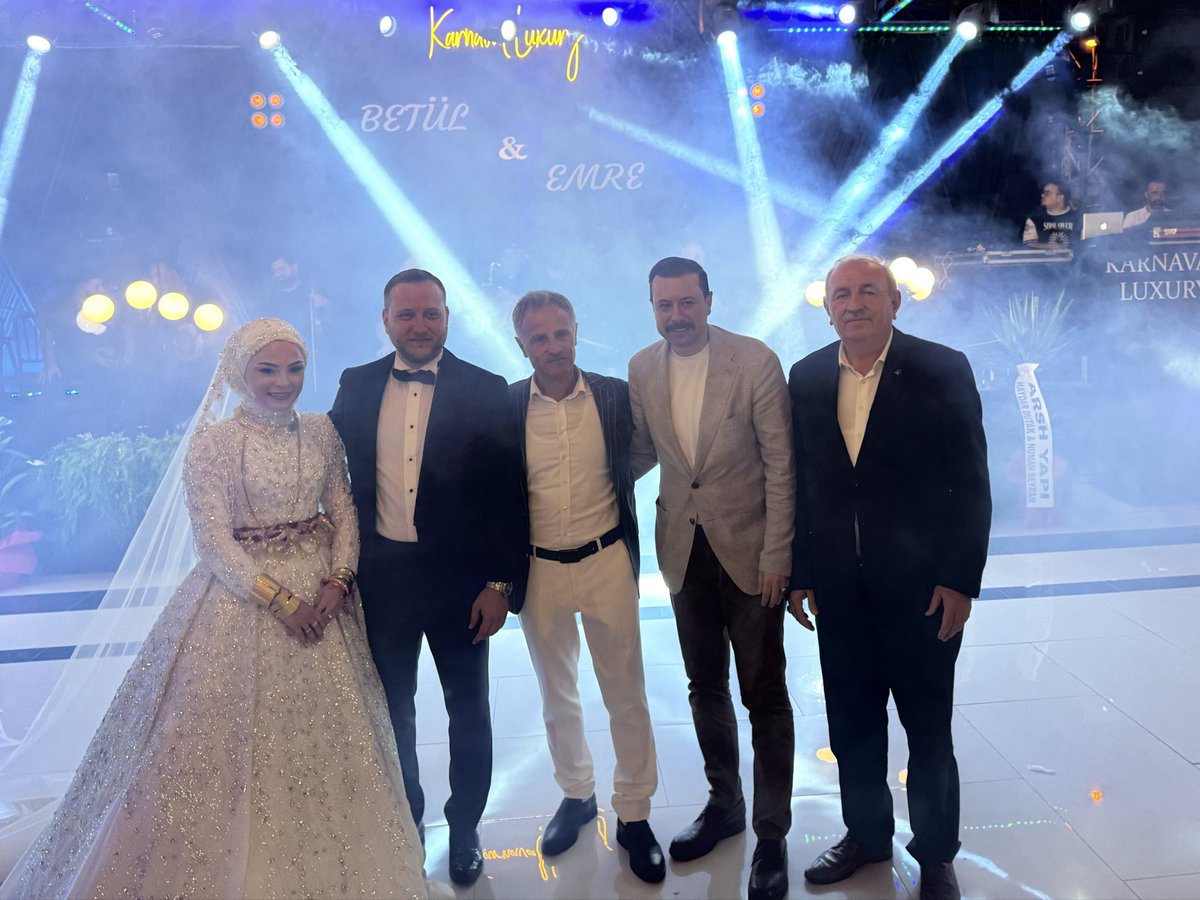 MAtillaKaya's tweet photo. 📍Buca

Önceki dönem Karabağlar Belediye Meclis Üyemiz, dava ve yol arkadaşımız Kadir Tezel’in kıymetli kızı Betül ile Emre kardeşimizin düğün merasimine katılarak mutluluklarına ortak olduk.

Genç çiftimizi tebrik ediyor, bir ömür boyu sağlık, huzur ve mutluluk diliyorum. Rabbim iki cihan saadeti nasip etsin.