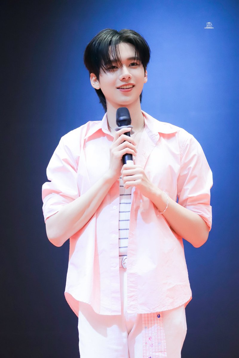 elmogy770252's tweet photo. what a diva so gorgeous so pretty ♥️💕
#ohmkrit
#OhmSummerFanSign https://t.co/XnlrG3xDci