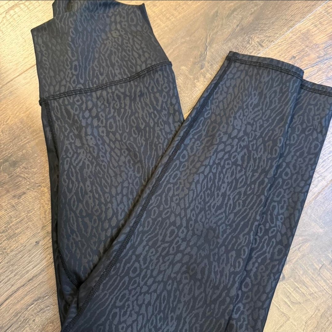 DepopBopzz's tweet photo. Black leopard leggings 
slanning2095 https://t.co/OgQKzltwLU
