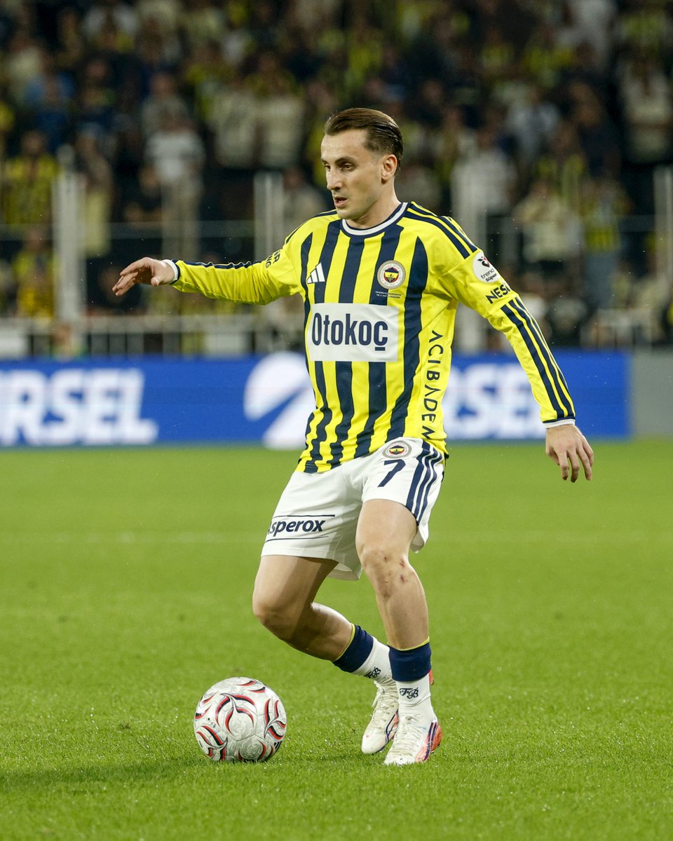 Fenerbahce's tweet photo. Futbolcumuz Kerem Aktürkoğlu, T. Konyaspor maçında aldığı darbe sonucu kafa travması geçirmiştir.

Bilinci açık olan oyuncumuz, kontrol amacıyla hastaneye götürülmektedir.

Oyuncumuzun sağlık durumuyla ilgili gelişmeler daha sonra kamuoyuyla paylaşılacaktır. https://t.co/8RYF0xWyte