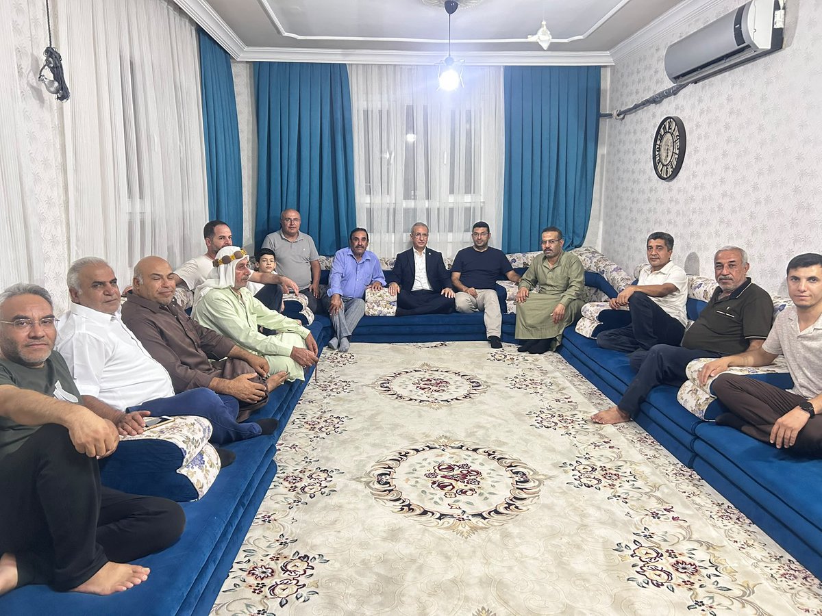 ProfDrDusak's tweet photo. Bu akşam Navi Çokan kardeşimizin hanesine misafir olduk.

Kıymetli misafirlerimizle güzel bir sohbet ortamında bir araya gelirken, Yasin Bülte kardeşimiz de bizler için kaleme aldığı şiirini takdim etti. Bu anlamlı ve zarif düşüncesi için kendisine gönülden teşekkür ediyorum.

Navi Çokan kardeşimize de samimi ilgisi, alakası ve içten misafirperverliği için teşekkür ediyor; hanesine huzur ve bereket diliyorum.