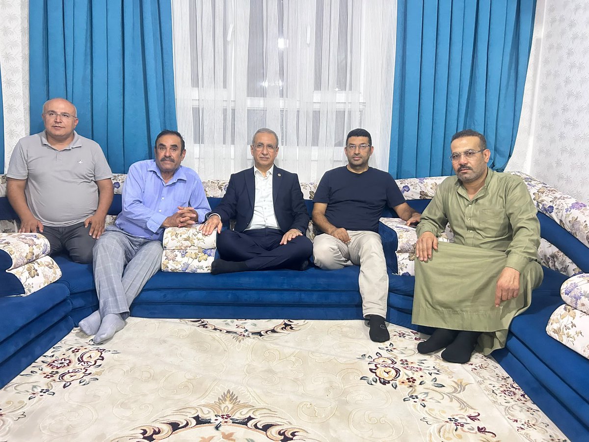 ProfDrDusak's tweet photo. Bu akşam Navi Çokan kardeşimizin hanesine misafir olduk.

Kıymetli misafirlerimizle güzel bir sohbet ortamında bir araya gelirken, Yasin Bülte kardeşimiz de bizler için kaleme aldığı şiirini takdim etti. Bu anlamlı ve zarif düşüncesi için kendisine gönülden teşekkür ediyorum.

Navi Çokan kardeşimize de samimi ilgisi, alakası ve içten misafirperverliği için teşekkür ediyor; hanesine huzur ve bereket diliyorum.