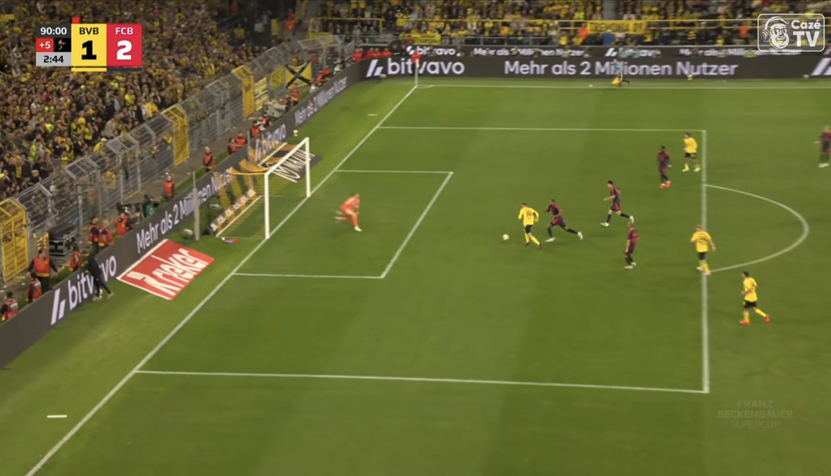 futtmais's tweet photo. Simplesmente INACREDITÁVEL o gol que o Borussia Dortmund perdeu.

Impossível. https://t.co/sAjlKAmopD