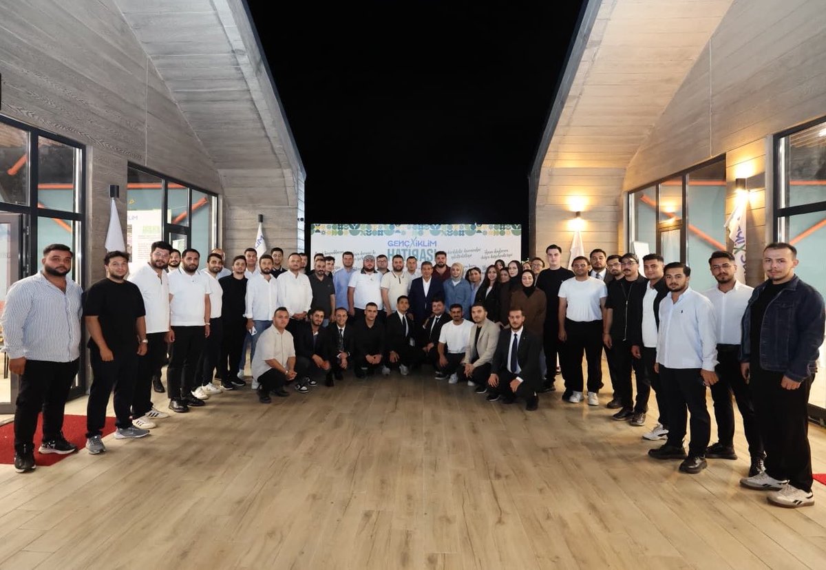 tevfikgoksu's tweet photo. AK Parti Gençlik Kolları Çevre ve Şehircilik Politikaları Başkanlığımızın öncülüğünde, 81 ilimizden gelen Çevre ve Şehircilik Birim Başkanlarımızı “İklim Liderliği ve Okuryazarlığı Kampı” için Esenler Gençlik Köyümüzde ağırladık.

Esenler’de teknolojiyi çevre bilinciyle buluşturarak geliştirdiğimiz ÇEKAPP, Akıllı Geri Dönüşüm ve Esmatik projelerimizin detaylarını gençlerimizle paylaştık. 

AK Parti Gençlik Kolları Çevre ve Şehircilik Politikaları Başkanımız @muhammedkap’a, AK Parti İstanbul İl Gençlik Kolları Başkan Yardımcımız @TahaAslanturk’e, Esenler İlçe Gençlik Kolları Başkanımız @thecerrahoglu’na ve Türkiye’nin dört bir yanından heyecanlarıyla bu kampa değer katan gençlerimize teşekkür ediyorum.