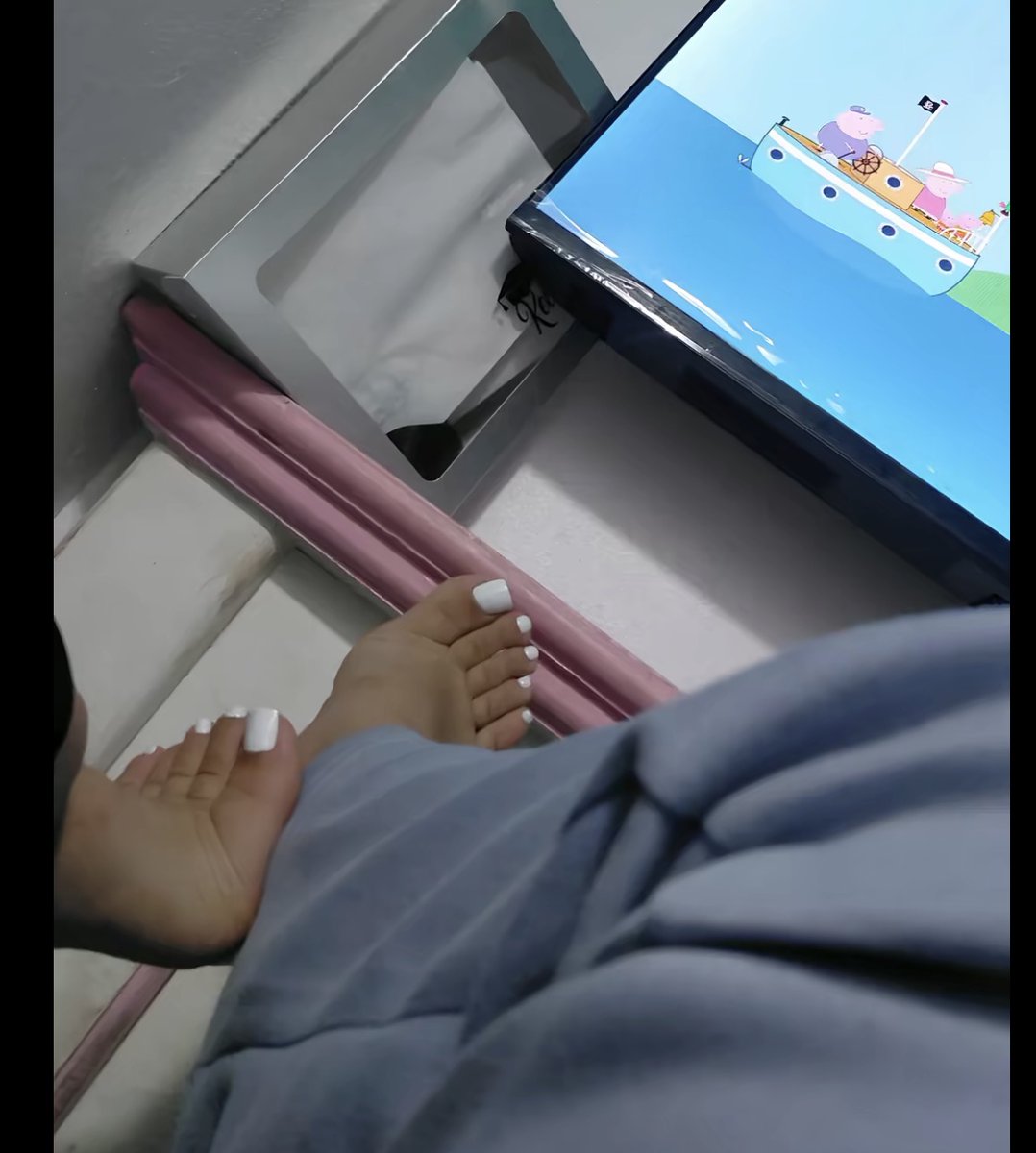 solesszone's tweet photo. mejor pose para mostrar la pedi? 
#toes #nails https://t.co/NPhtpaJWCb