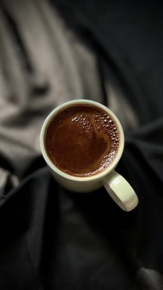 zaraamd90's tweet photo. تأبى الأشياء أن تجيء ونحن
 في أوج تهافتنا عليها، 
تمارس كبرياءها كلما 
أظهرنا لها الحاجة.
 وما إن ندير وجوهنا عنها، 
ونطوي القلب على اكتفاءٍ هادئ،
 حتى تأتينا صاغرة... 
كأنما يُعاقبنا التعلق،
 ويُكافئنا الاستغناء. https://t.co/56xN6Q1Csc
