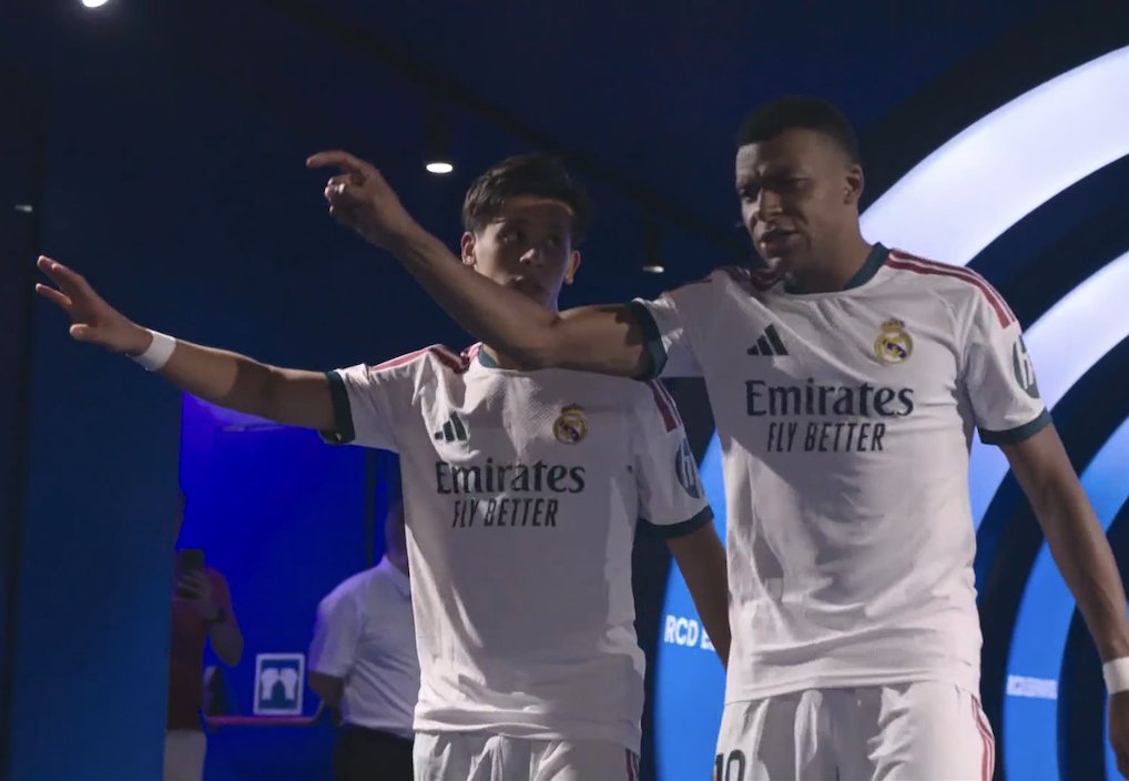 TouchlineX's tweet photo. 🚨🗣️ 𝗡𝗘𝗪: Mbappé was heard speaking English to Arda Güler at halftime. 

"You DON'T go to the right! Just STAY in the pocket! Create SPACE. If you go to the right wing, YOU CANNOT! There is NO beginning there." https://t.co/zuP9MAt7C6