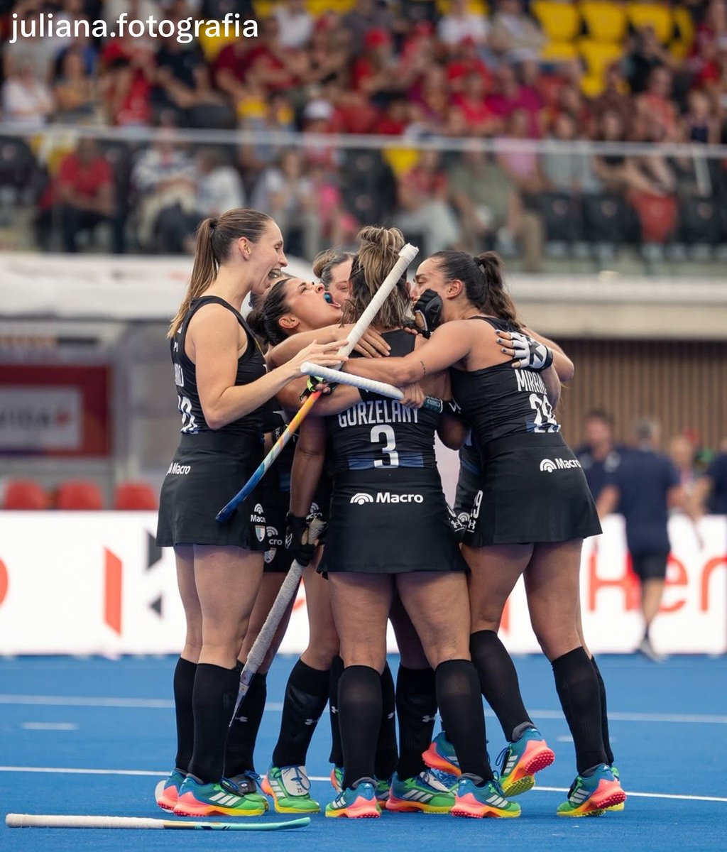 albicelesteilu's tweet photo. ¡LAS LEONAS 🇦🇷 SON SEMIFINALISTAS DE LA COPA DEL MUNDO! 

Con goles de Gorzelany (2) y Castellaro, vencieron 3-0 a España 🇪🇦 y se aseguraron su lugar entre las cuatro mejores del planeta.

🤍 INVICTAS Y CON LA ILUSIÓN INTACTA. https://t.co/3GgmqerpJ3