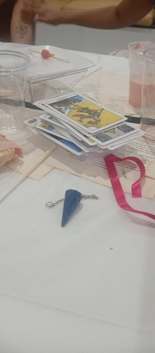 HelladThor's tweet photo. Eu sempre acabo com um baralho na mão não tem jeito https://t.co/KpHPEJcrD0