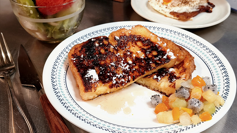 Griz_FS_FAMILY's tweet photo. 特売２５円卵と半額食パンがあるから、ミルク、砂糖、卵、パンをぶち込んで「魔力上昇Ｌｖ１！フレンチトースト」へ改造してやったぜ！旨い！ベーコンエッグと世紀末畑の野菜のミニサラダに、冷凍フルーツも添えれば立派な昼食糧だ！メープルシロップかハチミツか、モヒカン共どもはソースは何が好き!? https://t.co/CgISTiw9p5