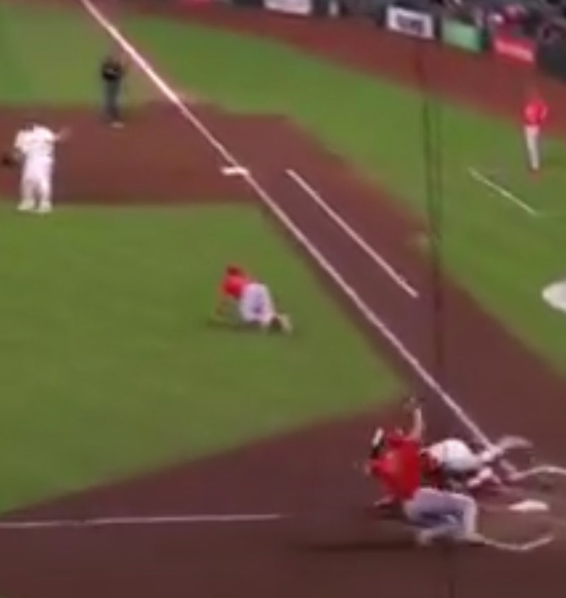 TheBigKet's tweet photo. @SLCCCoachG @Oldmanriver05 @SleeperAstros How is this not willful and deliberate interference? I just wish they called it all. Baserunner veering into path of fielder about to catch ball and this. Yeah it’s allowed now get that, like to see them change the rules to end this nonsense. https://t.co/w4PR0zQRVI