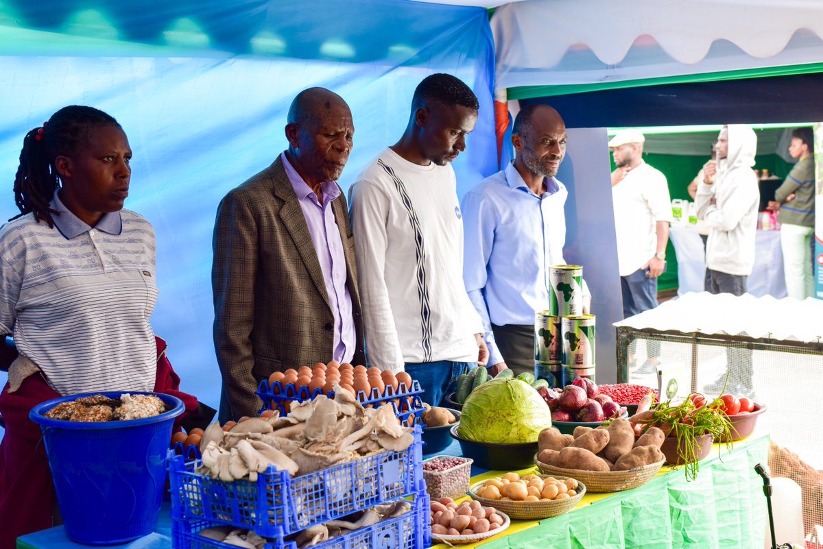 HoReCo_Rw's tweet photo. Delighted to welcome Mr. @gahundemaurice, Governor of @RwandaNorth, to our Expo stand following the official opening of the Expo at Ubworoherane Stadium in Musanze District.
He visited the agricultural products showcased by YEA-R participants and expressed appreciation for the programme’s contribution to inclusive economic opportunities, empowering youth, women, men, and persons with disabilities across the horticulture and poultry value chains in the Northern Province.