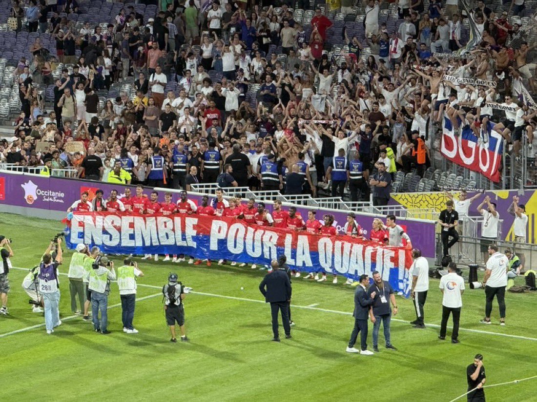 🔥 Magnifique image des joueurs lyonnais avec leur parcage à Toulouse a...