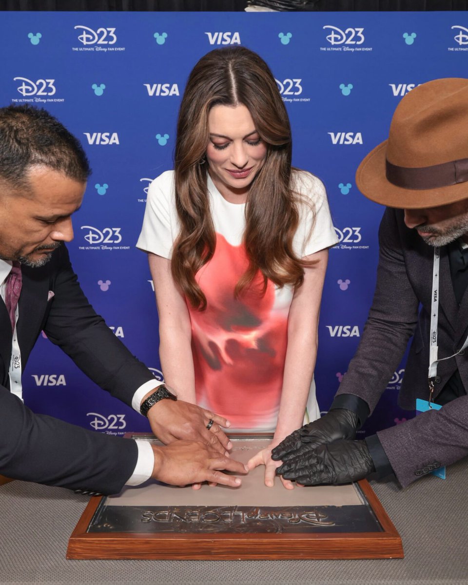 ahathawayfiles's tweet photo. Anne Hathaway at the 2026 Disney Legends Ceremony. 🤍 https://t.co/MIlpO4xwWK