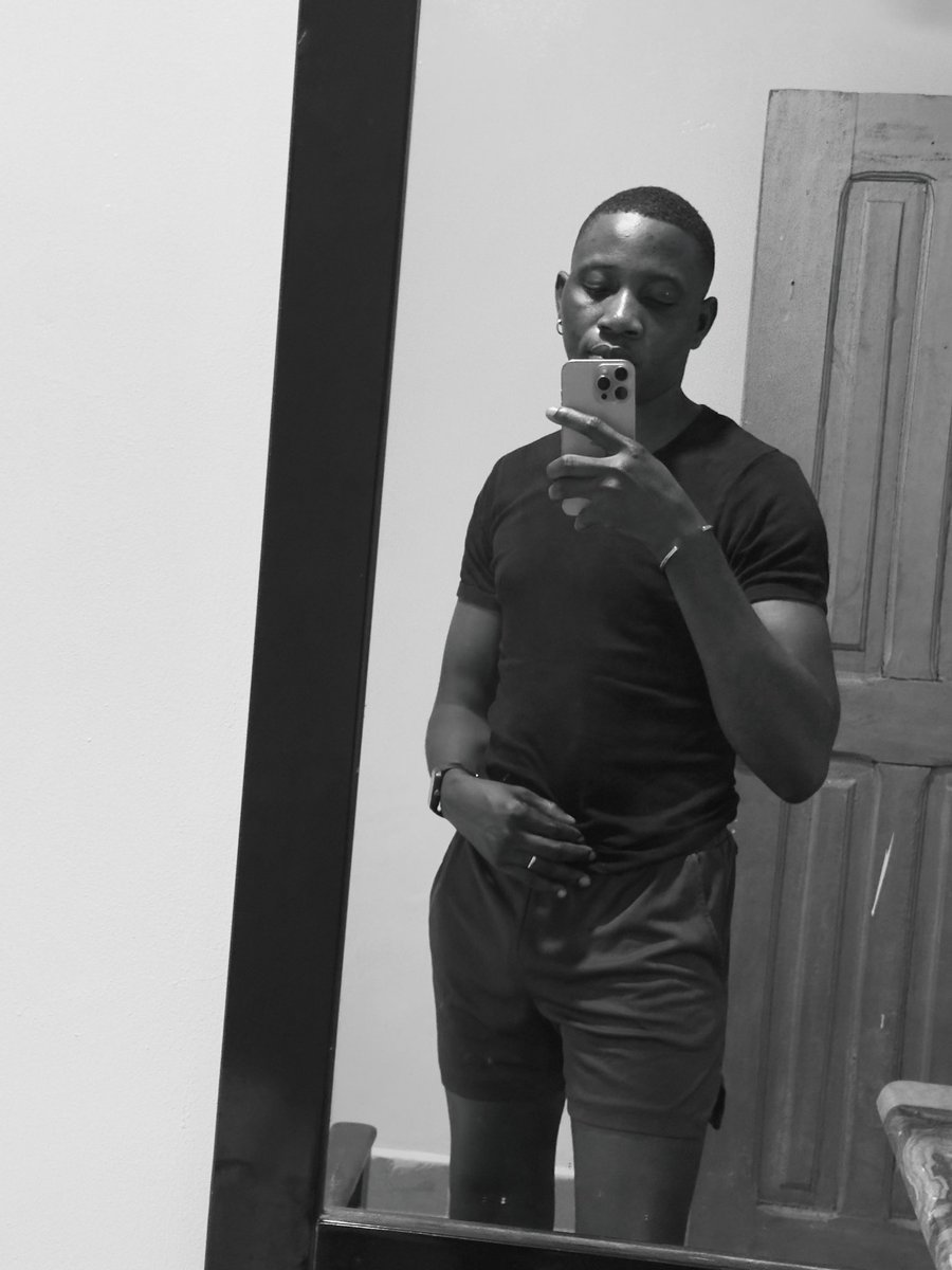 itz_bolux18's tweet photo. A boy and the mirror https://t.co/v1FpnMgBfY