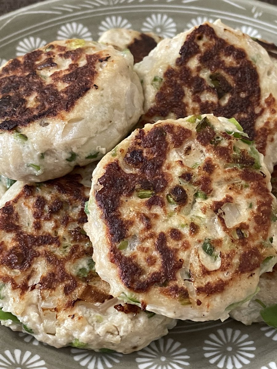 nomi2masx's tweet photo. オクラ豆腐バーグ。鶏むね挽きに刻んだオクラ、玉ねぎ、青ネギ、生姜と絹ごしを混ぜ込み、甜麺醤とオイスターソースで���付け、片栗粉で固さ調整。くっつかないホイルの上で焼いた。#おうちごはん #低脂肪 #JapaneseCuisine #LowFat #ChickenMeatLoaf https://t.co/XnE1lBAJDo