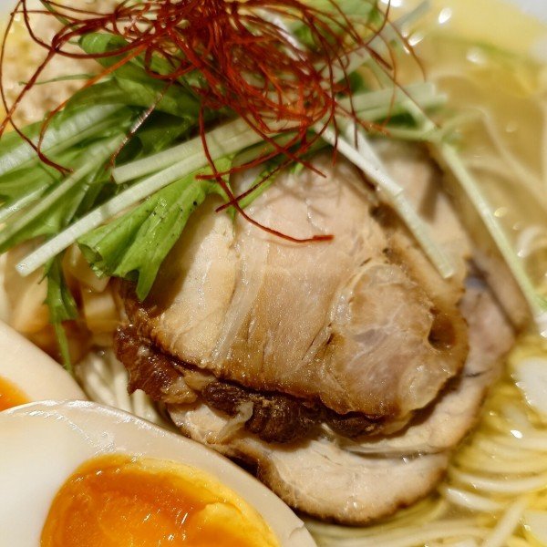 hiro_ramenzuki's tweet photo. 麺屋やまもと " 淡麗な味わいの出汁に円やかな塩味、麺、トッピングも含めた絶妙なバランス！風味豊かな麺の旨さも秀逸な一杯❗(￣▽￣)b " ブログ更新しました。

麺屋やまもと【しお味玉のせ】＠静岡市葵区七間町

https://t.co/4EWOxVfYVA

#麺屋やまもと #しお味玉のせ #静岡県 #静岡市葵区 #動物系 #魚介出汁 #しお #夜ラー #ラーメン #中華そば