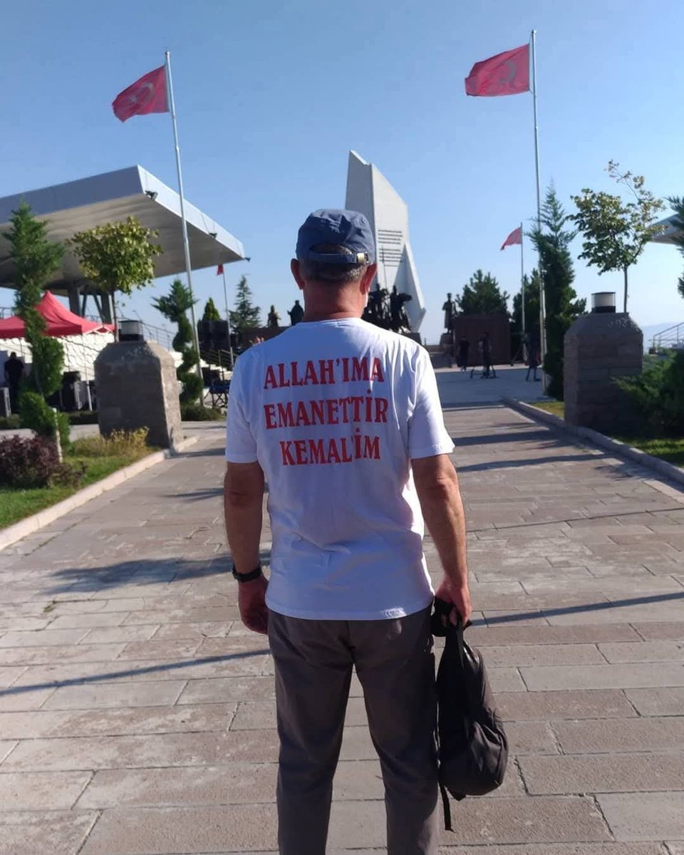 omersarica26's tweet photo. " 13 Eylül 1683 tarihinde Viyana' da başlayan çekilme, 238 sene sonra Sakarya' da durdurulmuştur. " Sözleriyle tasvir edilen Sakarya Meydan Muharebesinin, Sakarya Zaferinin 105. Yıl dönümünü 23 Ağustos - 13 Eylül 2026 tarihleri arasında kutlayacağız.                                                     Türk tarihinin en önemli Savaşlarından birisi olan Sakarya Meydan Muharebesinin kahramanlarına,  başta Gazi Mustafa Kemal Paşa ve silah arkadaşlarına ve binlerce Aziz Şehidimize rahmet, minnet ve şükranlarımı sunuyorum. Ruhları şad olsun.

Hürmet sana, ey şan dolu sancağım
Baştan başa arza hâkim ol şahım
Türk Ordusu, Türk Ordusu sayende
Sakarya' da kurtuldu şan otağım

Dünyalara bedeldir mah cemalim
ALLAH' IMA EMANETTİR KEMAL' İM

O sevimli yüzün asla solmasın
Hiçbir vakit kalbin yasla dolmasın
Ey mert Asker Durma, yürü ileri
Vatanında bir tek düşman kalmasın

Dünyalara bedeldir mah cemalim
ALLAH' IMA EMANETTİR KEMAL' İM.