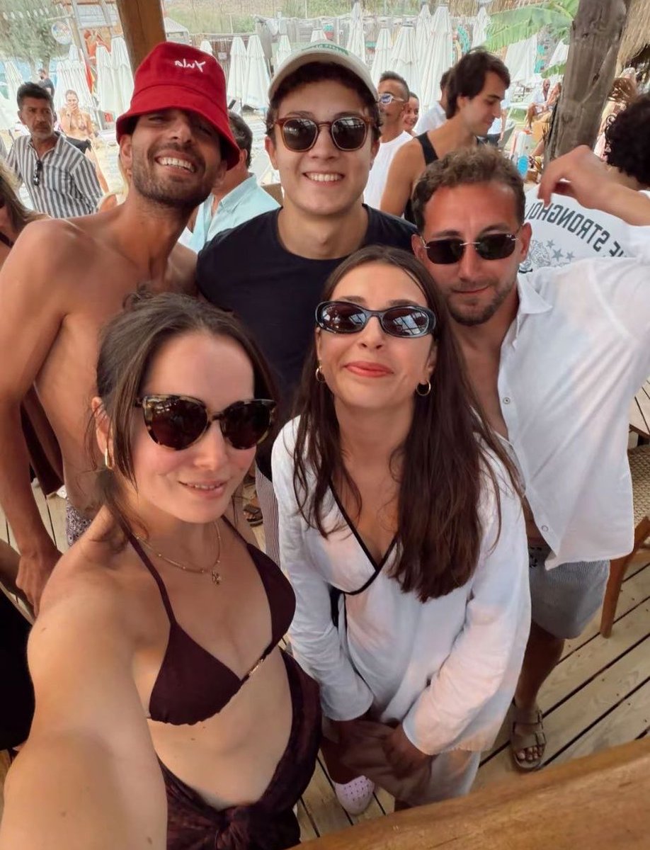 afeliciafelix's tweet photo. bana bazı cagan fanları inanmadı ama ben haklıydım en kötüsü de caganın bizi kandırması 😭kızın kuzenini sevgilisi gibi birlikte tanıtmaları plajda cagan ve öykü birlikte takılmışlar beyaz şapkalı çağan sevenlerini kandıran salak yerine koyan biri favım olamaz #daha17 #caganefeak https://t.co/k4ARvDVLEm