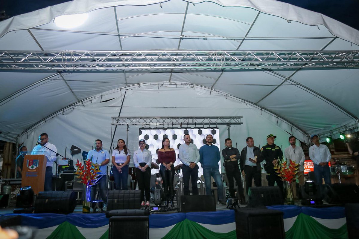 IDECUTCundi's tweet photo. 🧵 1/4  En el marco del Plan de Cercanía Popular, la gerente del IDECUT, @conny_solorzano , acompañó al alcalde de Pacho, Carlos Javier Díaz Sánchez, en la inauguración del renovado Parque Central “25 de Agosto”, un espacio para el encuentro de la comunidad. https://t.co/pEEHzivK1a