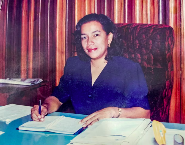 SinInmunidad's tweet photo. 🇬🇾 Estudiaba con una lámpara de aceite. Ahora aspira a dirigir la ONU.

Carolyn Rodrigues-Birkett nació en Santa Rosa, una comunidad indígena Arawak de Guyana donde no había electricidad, agua corriente ni carreteras adecuadas.

“Solía estudiar con una lámpara de aceite”, contó a @guardian.

Comenzó como profesora en su propia comunidad. A los 27 años se convirtió en ministra de Asuntos Amerindios. Después fue canciller de Guyana.

Hoy es embajadora ante la ONU y aspira a convertirse en la primera mujer y la primera persona del Caribe en dirigir Naciones Unidas.

Y acaba de dar un golpe importante.

En la segunda votación informal del Consejo de Seguridad obtuvo 8 votos de “encourage”, el mejor resultado entre los candidatos. Rebeca Grynspan y Rafael Grossi obtuvieron 7.

Pero hay otro dato interesante: Rodrigues-Birkett recibió solo 3 votos de “discourage”, frente a 4 de Grynspan y 6 de Grossi.

La candidata que partió la carrera como virtual favorita se ha desplomado: Michelle Bachelet cayó de 6 “encourage” en la primera votación a solo 2 en esta segunda. Además, recibió 6 “discourage”.

La candidatura de Rodrigues-Birkett quizá no tenga el currículum más deslumbrante de la competencia. Pero está consiguiendo algo que puede ser decisivo en una elección donde los vetos pesan tanto como los apoyos: ser una candidata difícil de rechazar.

Y eso la ha puesto, sorpresivamente, al frente de la carrera.

#ONU
#UnitedNations
#UNSecretaryGeneral
#Guyana
#CarolynRodriguesBirkett