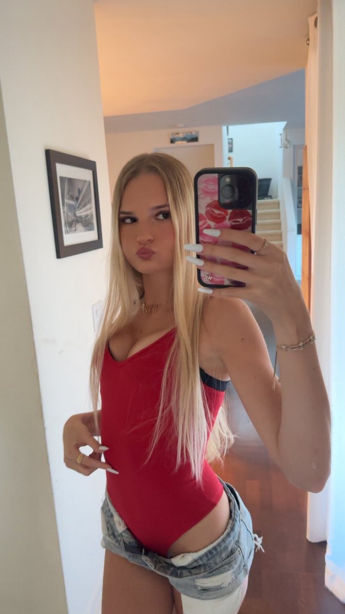 saviisspoiledd's tweet photo. last night‘s game was so fun now tonight probably going to a party. someone needs to complete my assignment… who is it gonna be and who’s gonna send me cash for drinks tonight? https://t.co/IkDxoQ860E