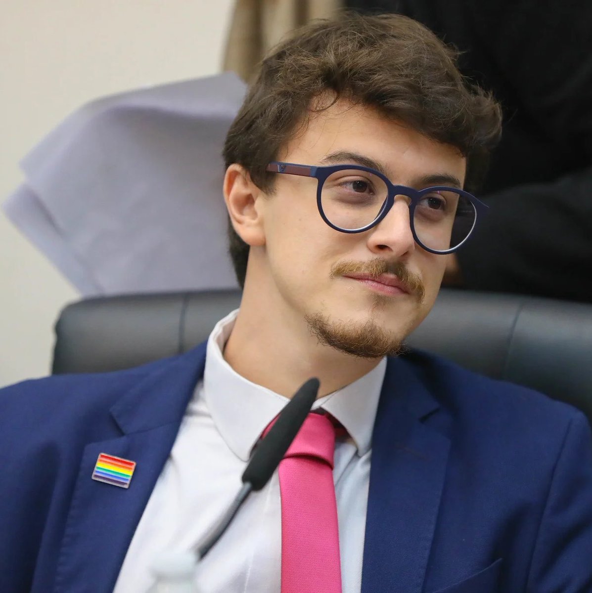 megapiti10's tweet photo. “Hoje eu estou de frente com o Deputado Guilherme Cortez. 
Guilherme, me fale sobre você…”

- sou gay e dou o cu

“Quais são seus principais projetos pra câmara de Deputados agora em 2027?”

- sou gay e dou o cu

“O que pretende fazer a respeito da segurança pública?”

- sou gay e dou o cu

“E sobre a educação?

- sou gay e dou o cu

“Você tem algum projeto para combater a extrema direita que tanto domina o país?”

- sou gay e dou o cu

> 200.000 votos
> +4 anos eleito