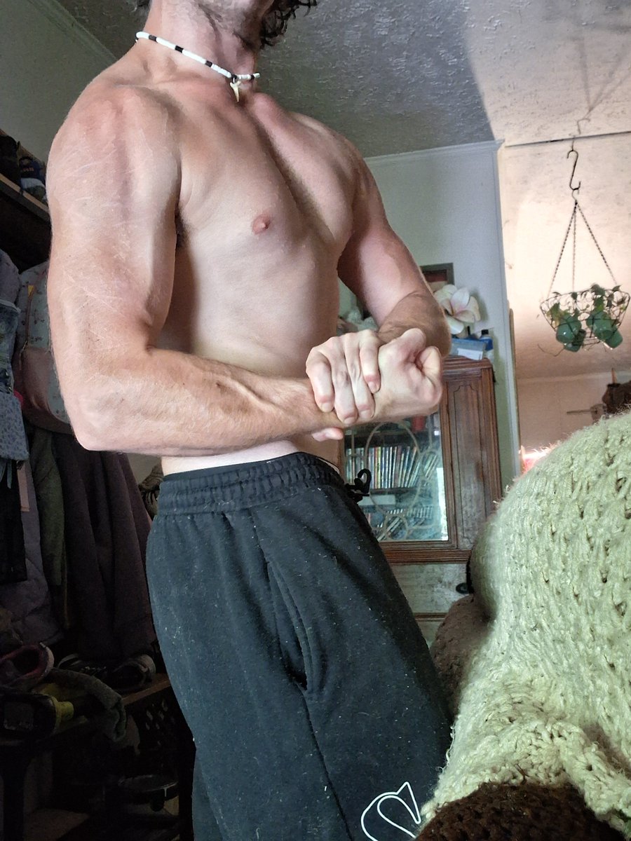 HJGaesthetics's tweet photo. Getting bigger! Help me blow up everyone. I really need to make this work for my kids and I #x #xreels #reels #fyp #big #bigger #gym #fitness https://t.co/UUZop0YwVs