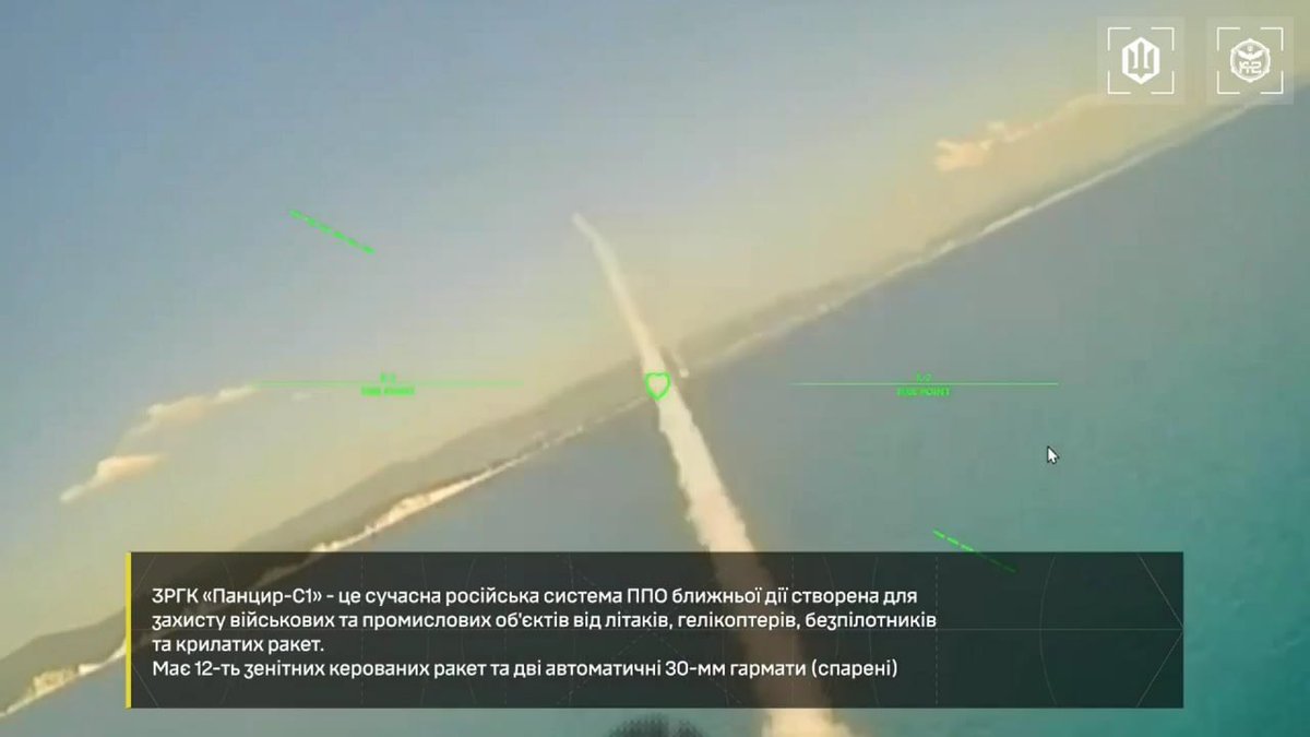 kozako01's tweet photo. ‼️ Uno de los FP-2 ucranianos capta tres disparos fallidos consecutivos de misiles antiaéreos dirigidos contra él, presumiblemente lanzados desde el sistema de defensa antiaérea “Pantsir-S1”durante un ataque aéreo sobre la costa de Gelendzhik. https://t.co/zb4qwcD9TT
