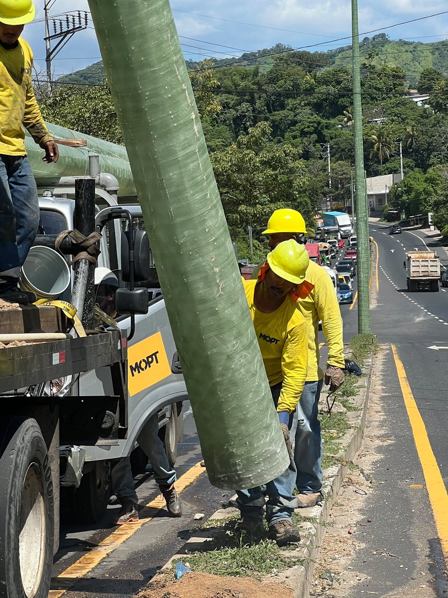 elsalvador's tweet photo. #DePaís Equipos de @ObrasPublicasSV apresuran este sábado el proyecto de iluminación en la carretera hacia el Puerto de Acajutla. Son más de 65 kilómetros que los que serán iluminados en esta vía.

Fotos: @ObrasPublicasSV https://t.co/fasEADDwRD