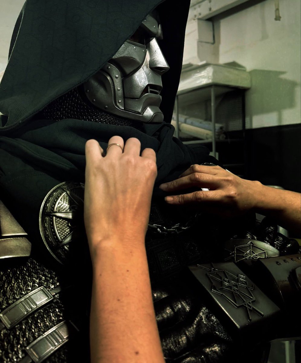 cosmic_marvel's tweet photo. First look at Iron Studios’ life-size Doctor Doom statue for ‘AVENGERS: DOOMSDAY’ https://t.co/16zch9aQNp