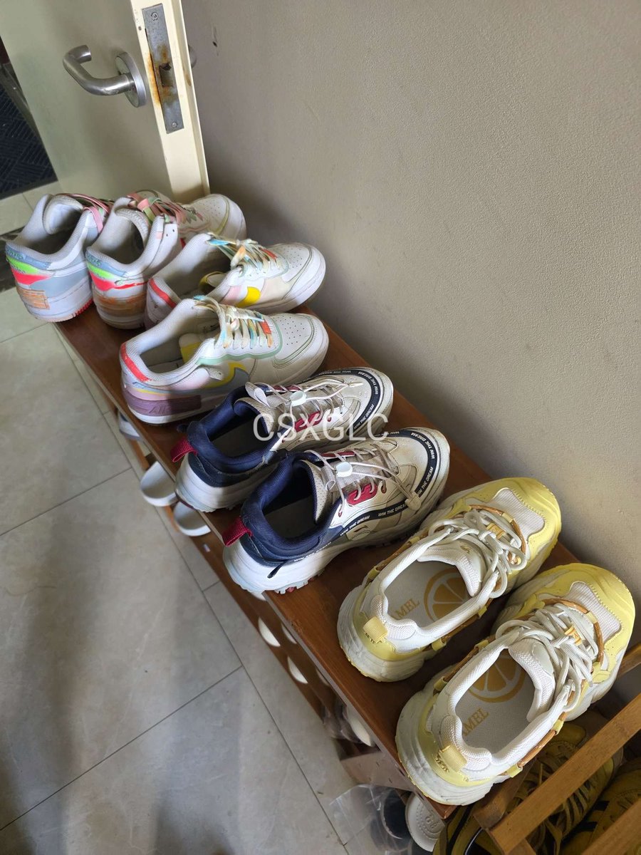CSXGLC's tweet photo. 女高的鞋架，永远散发着青春的气息
不知道为什么，她的所有鞋都能做到统一的香味，包括刚脱下来热乎的也是，每次都得来次顶级过肺 https://t.co/mJaLe6nzcO