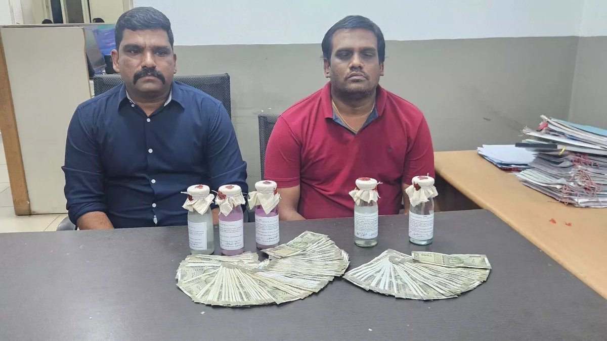 nbramllb's tweet photo. Chanda Nagar police Sub-Inspector and a constable were caught red-handed by Telangana ACB officials on Saturday while allegedly accepting a 775,000 bribe to favour the complainant in a criminal case.

Bandela Balraj, Sub-Inspector and Raghavendra Kumar, Writer.

#CorruptionHub https://t.co/6MxPuqoVpG