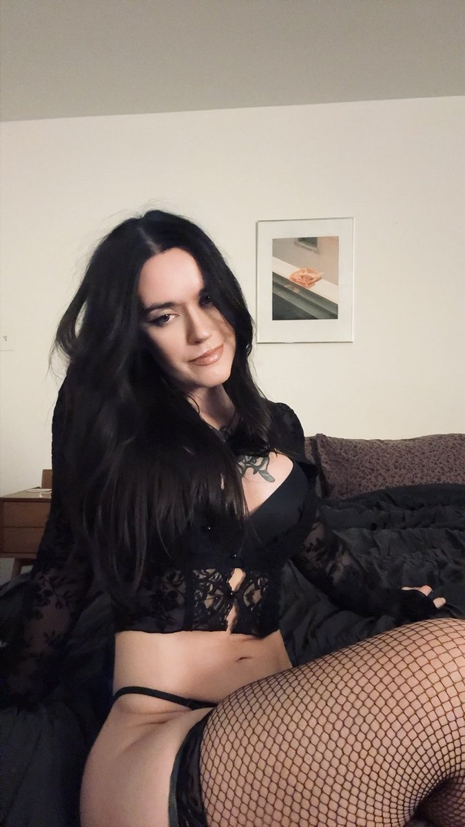MistressNatXO's tweet photo. Link added 😈

#gothgirlfriend #tattooedbeauty #domme https://t.co/dwUIdOoFmb