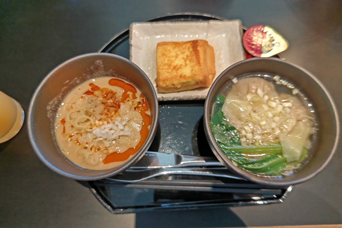 380mochi's tweet photo. 「キャセイパシフィックラウンジ」＠羽田空港
担々麺と雲呑麺、さらにフレンチトーストをいただきました😋🍴
担々麺は胡麻ではなくピーナッツが使用され、まろやかで濃厚✨
雲呑は海老とお肉の具で満足感あり✨ https://t.co/5DjlRmNpTw