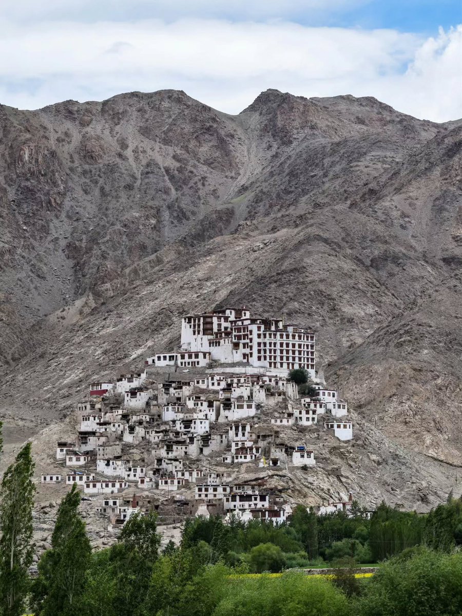 Satish9594's tweet photo. Ladakh offers stunning landscapes and rich cultural experiences. Major attractions include Pangong Tso, a stunning lake known for its changing colors; the Nubra Valley, famous for its sand dunes and prancing camels; and Leh Palace, which showcases ancient architecture.♥️♥️♥️😍 https://t.co/VxAO74RHKm