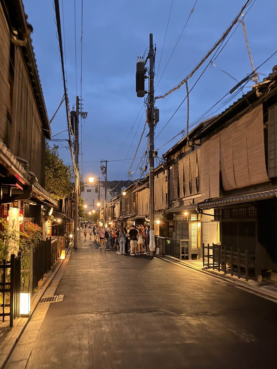 KMLZ5XqxW249551's tweet photo. 祇園ナイトツアー

京都花街で行われる秋の舞台が始まる10月までに規制を実現して欲しい。

20時以降のナイトツアー及び観光客の立ち入れ自粛を行政は旅行会社(個人ツアーも含む)へ通達して欲しい。
議員さん、お願いですから動いてください。

先日、21時過ぎ頃に芸妓さん、舞妓さんと花見小路通りを歩いていると5名くらいの外国人の団体が舞妓さんに向かって大声で呼び止めようとして来ました。

要望は聞き取れませんでしたが、私はアイコンタクトで要望には応えられないという意思表示をしました。

この時間帯は夕食後で飲酒もしておりトラブルに発展する恐れがあります。

私は紹介者から芸舞妓の安全の為に酔っ払いとのトラブルは絶対に避けるように言われていました。
しかし、相手が外国人の場合はどのようなトラブルに発展するかは想像できません。

現在、祇園の夜は花街の顧客の時間では無くなりました。
芸舞妓の移動の時間はSNSで情報拡散されていて、お茶屋の前にはお客様の送り出し、お茶屋から移動する芸舞妓をスマホを持って待ち構える、追いかける外国人観光客が常にいます。

祇園の夜、芸舞妓を見つけにいく楽しみは京都旅行のアクティビティの一つとなってしまいました。

いずれ他の街もこうなる可能性があります。

祇園町北側、先斗町、祇園東は飲食店が多くとも大人数でのナイトツアーの規制は必要です。

写真のサービスに応じなかった芸舞妓が被害を受ける。
このような事態が起きないようにしなければなりません。

#京都　#インバウンド　#観光公害　#プライバシー　#花街　#祇園　#芸妓　#舞妓　#旅行代理店　#ツアーコンダクター　#ナイトツアー　#地域破壊　#そうだ京都いこう
