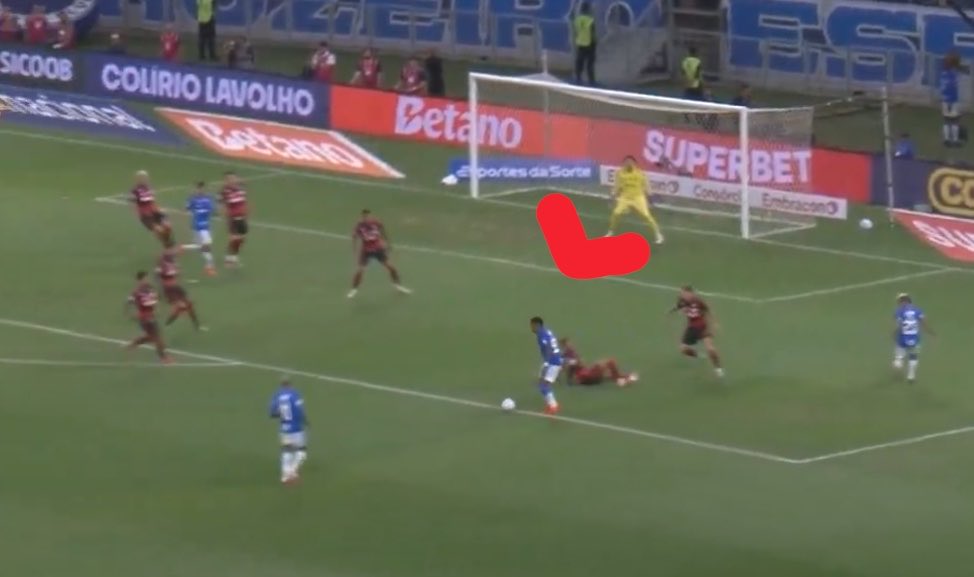 Marlus_98's tweet photo. @PJotacrf @G_abramovic_ Um passo pra direita ele iria chegar melhor na bola. Ele tá mal posicionado. Ele sabe que o cara vai bater no único lugar que tem espaço, que é no canto direito. 
Ele tomou gol assim 2x já.. https://t.co/xLaqFJUWZ9