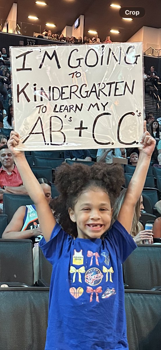 ERIbodygonnhate's tweet photo. savannah had the best time at her first game!!! thank you @TyHarris_52 for making her night magic and taking a picture with her!!!! https://t.co/xMuNksH5GD