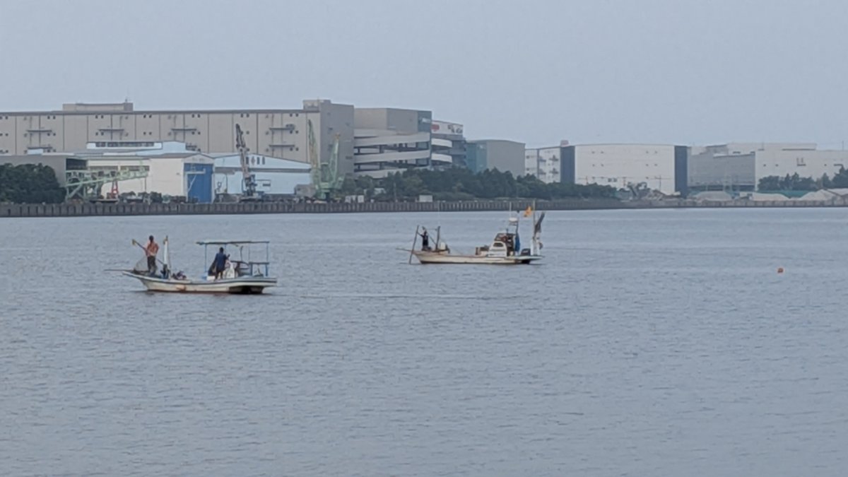 Uminomiryoku's tweet photo. 【日曜日なので市川港】
空模様怪しいですが お天気持ちそうだから一走り🏍️  鉄鋼岸壁には入港船なし  釣り岸壁に移動したら JFE碧隆 が入港してきました 貝採り漁船や釣り人の姿も多数  漁港にもハゼ釣り太公望🎣が増えてきました 本日は30km  空いていて気持ち良く走れました https://t.co/zzp3OQvEl8