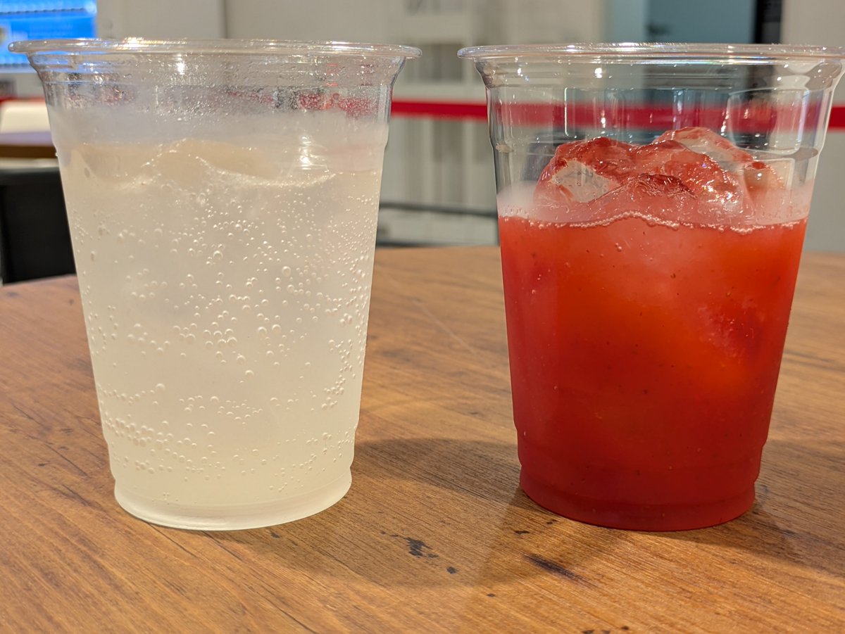 tangopaper's tweet photo. まつりつくば食べ歩き第二弾

つくば飲食フェア

鮨処修さん
サーモン炙り丼
いくらおにぎり
焼きおにぎりめんたいこ

BAR UNITEDさん
イチゴとクランベリーのジュース
レモンスカッシュ

冷房効いた専用スペースでゆっくり

#まつりつくば https://t.co/vlLf1XszqA